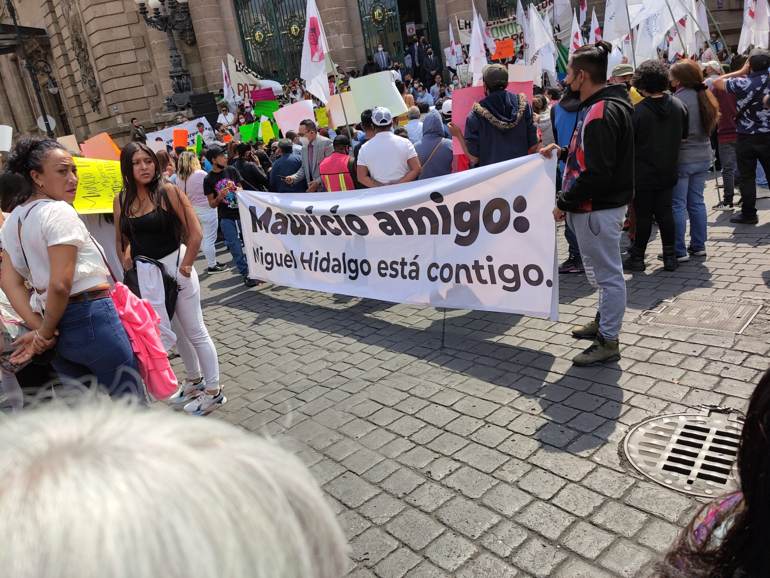 Acarreados reciben a Tabe al llegar al Congreso CDMX