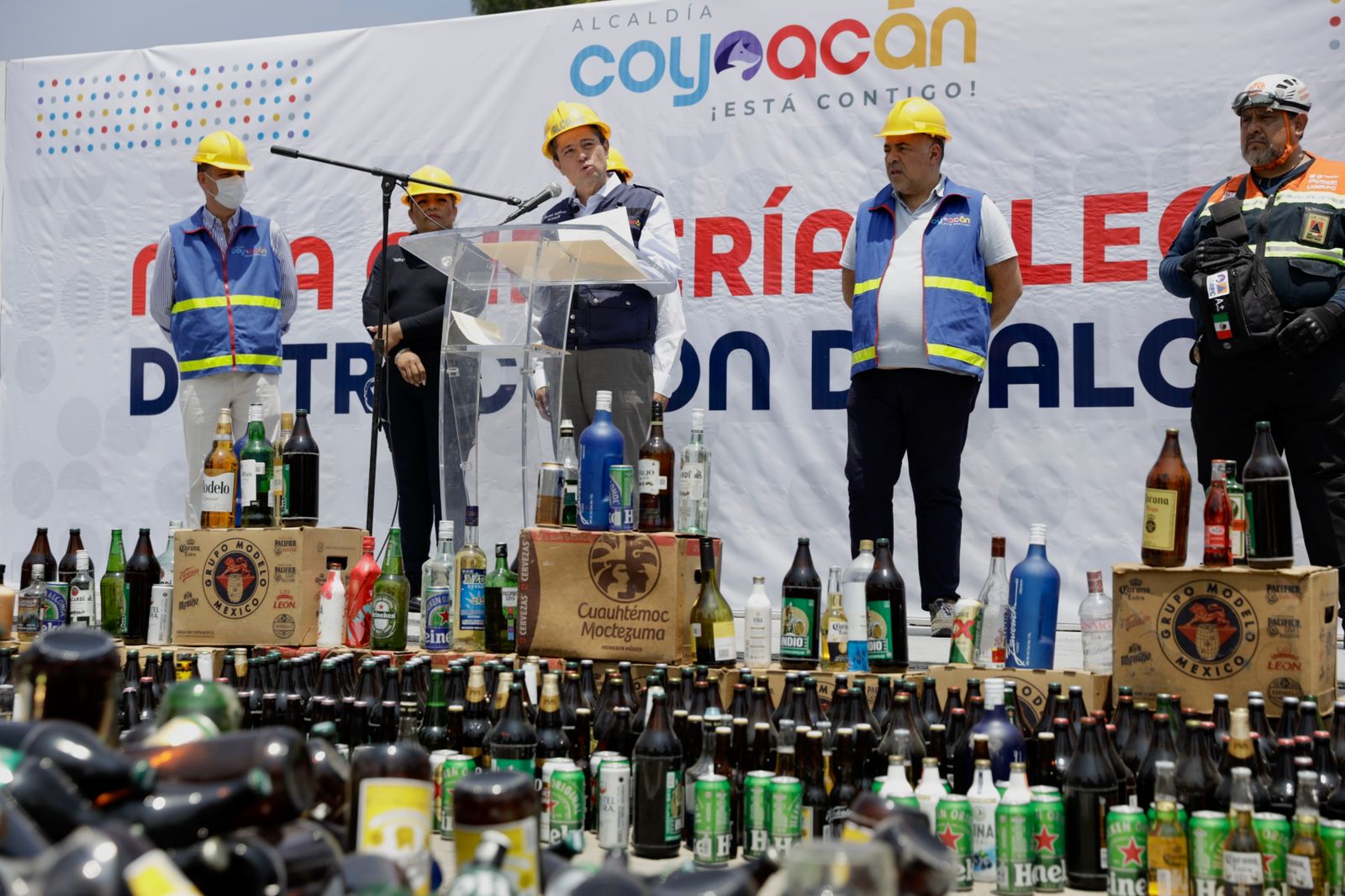 Destruyen alcohol incautado de chelerías ilegales en Coyoacán