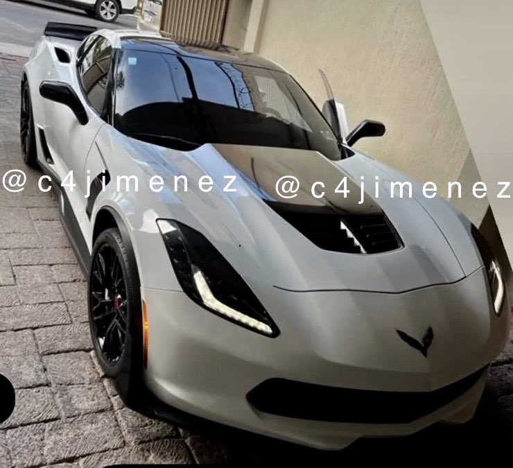 Finge ser adinerada y «compra» Corvette