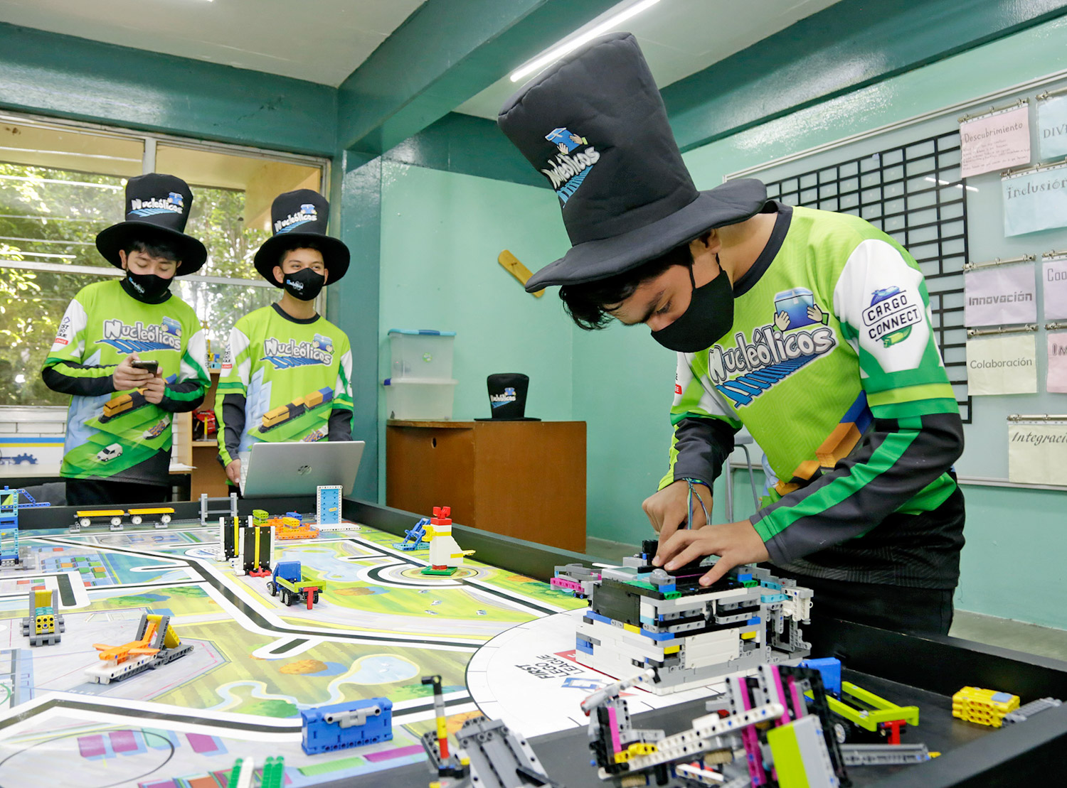 ¡Orgullo mexicano! Estudiantes representan a México en competencia de robótica en Brasil