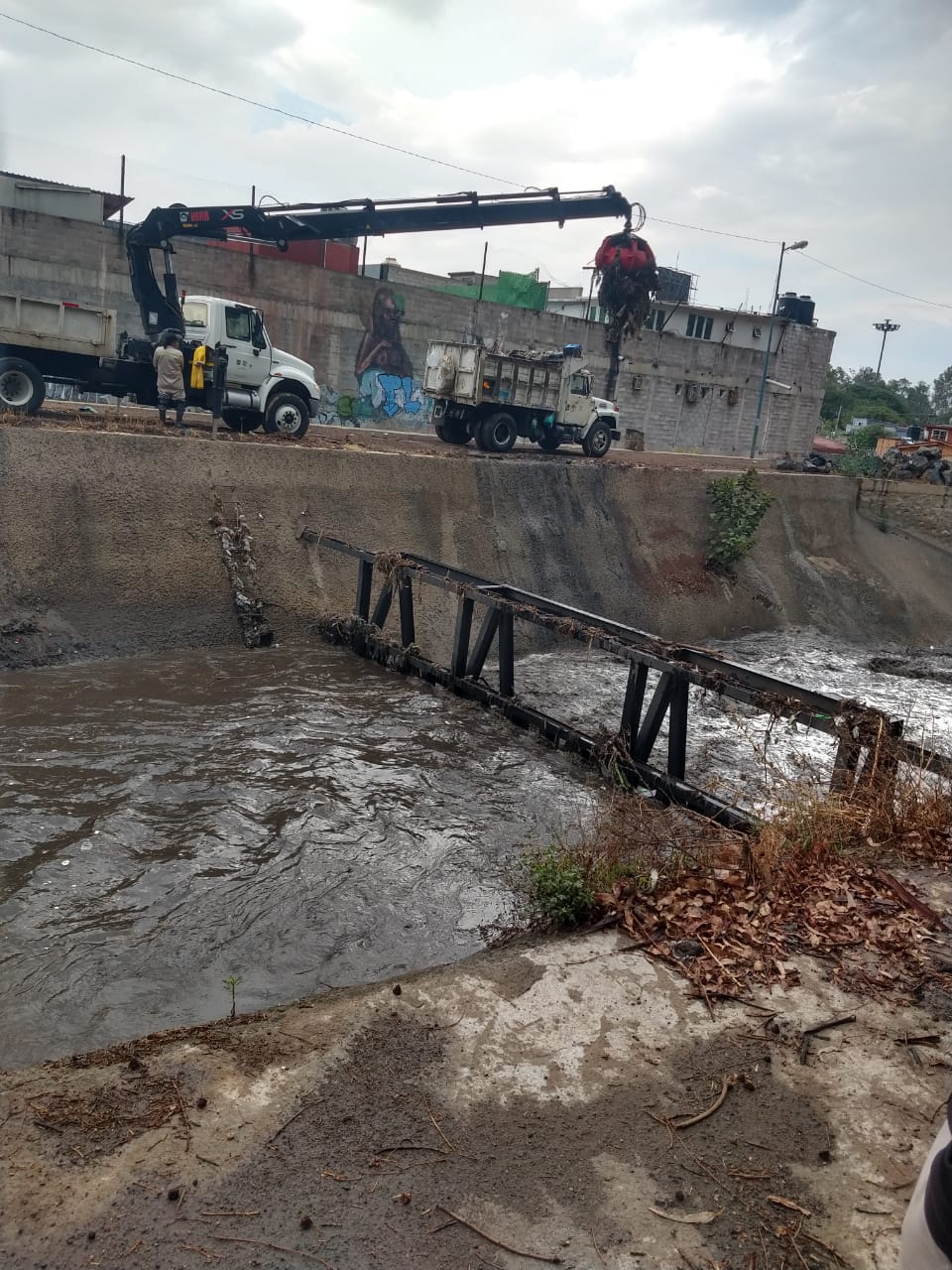 Retiran más de 200 metros cúbicos de basura en río de Xochimilco