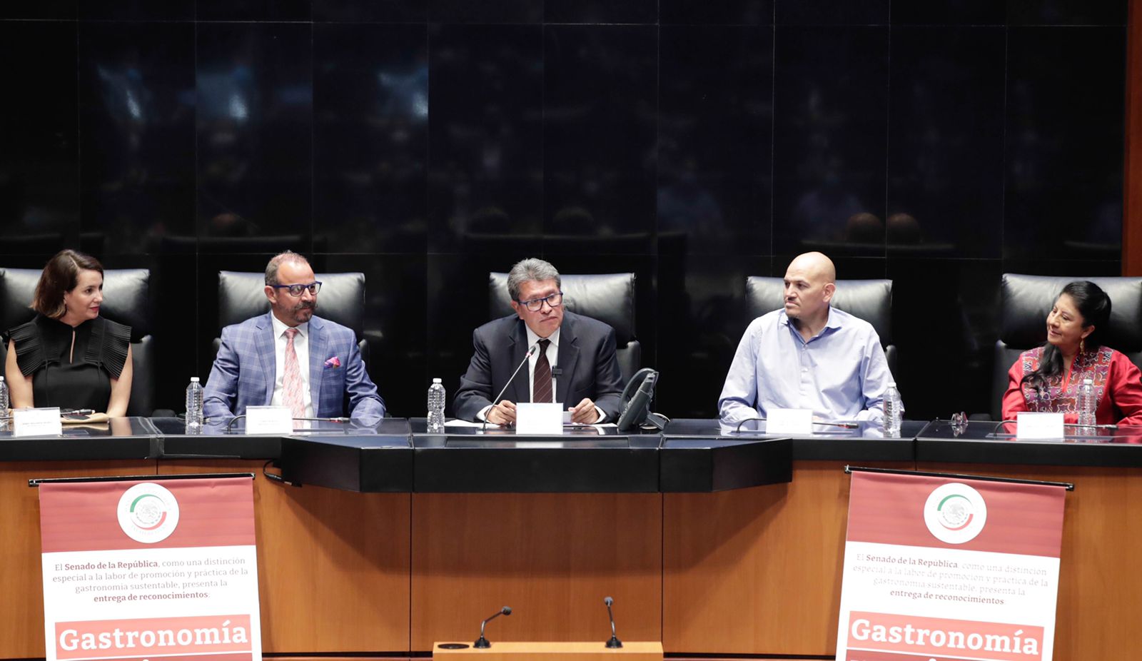 Senado reconoce a chefs y rockeros mexicanos