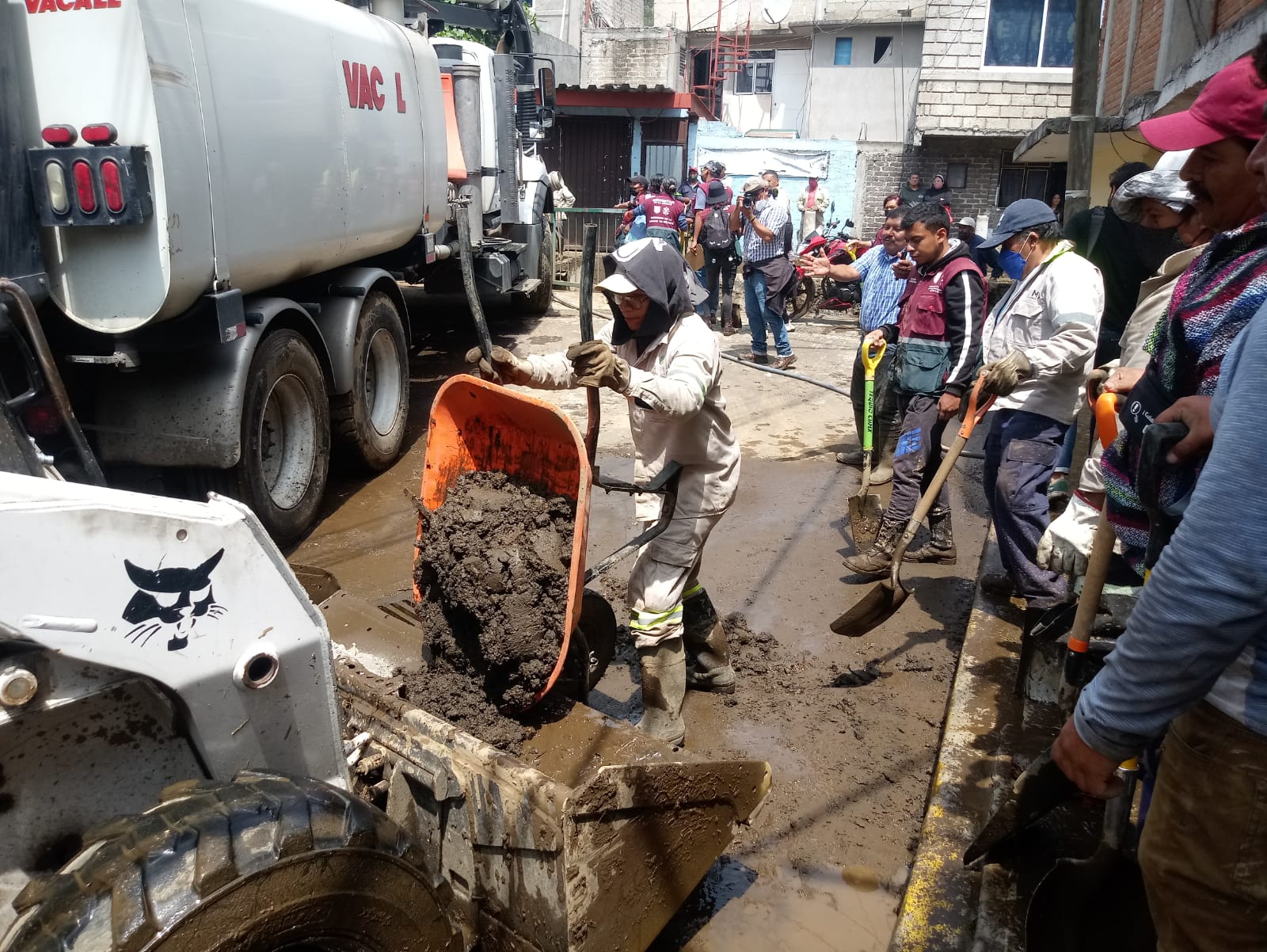 Continúan labores de limpieza en Xochimilco tras inundaciones; 32 viviendas afectadas