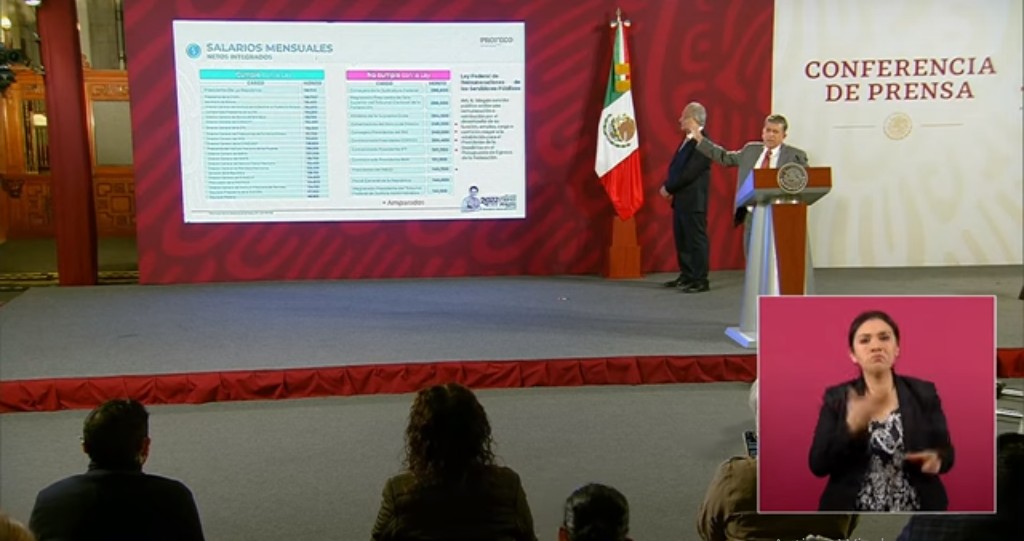 AMLO exhibe a funcionarios que tienen mayor salario que él