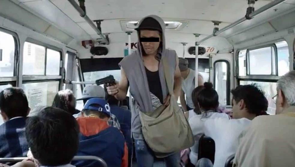 Detienen a dos hombres por asalto en transporte público en Álvaro Obregón