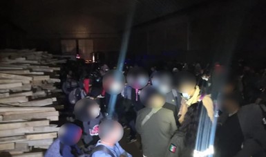 Rescatan a 225 migrantes ocultos en bodega en Edomex