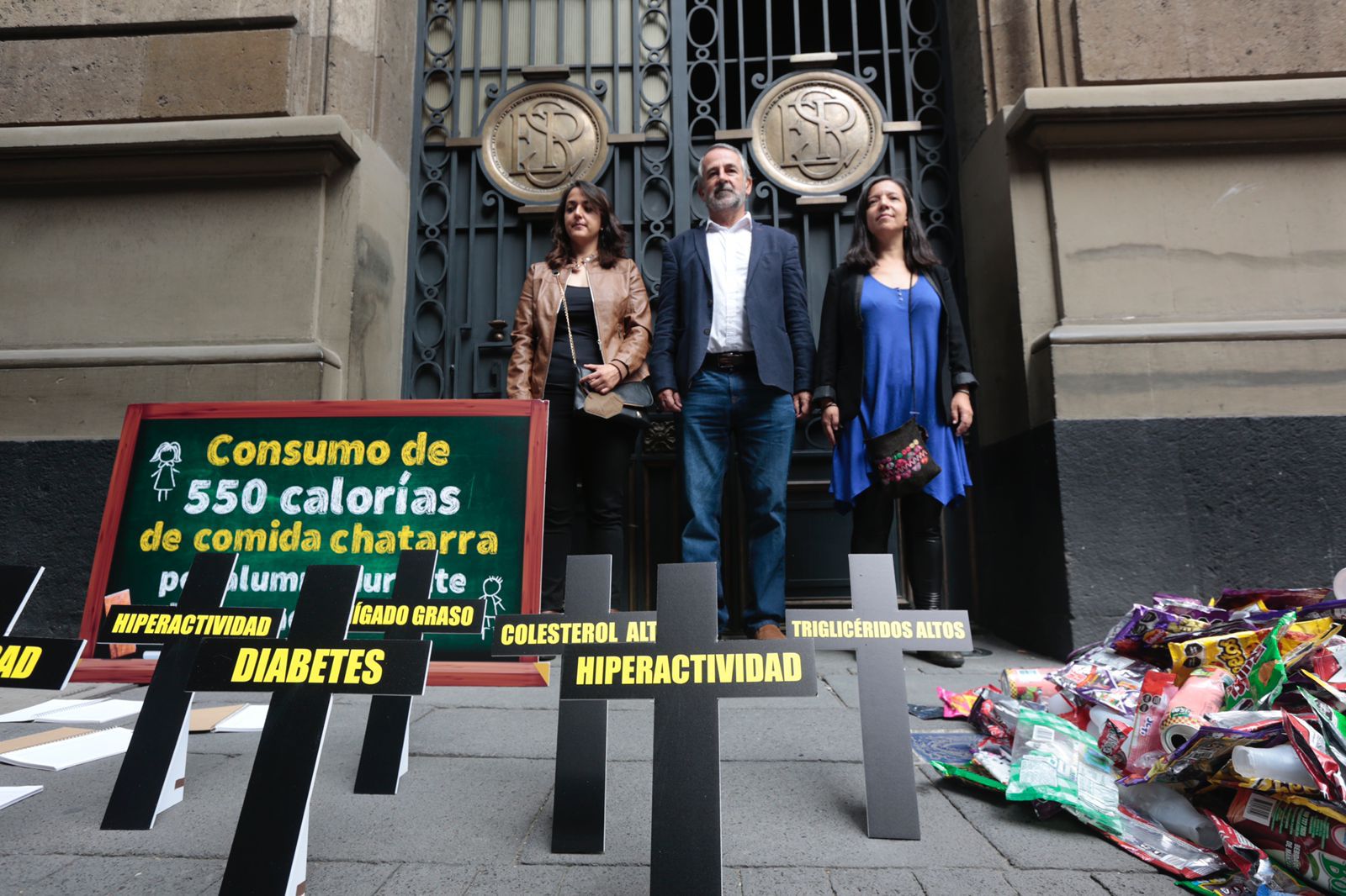 Escuelas enferman a alumnos de por vida y generan basura que se descompone en siglos