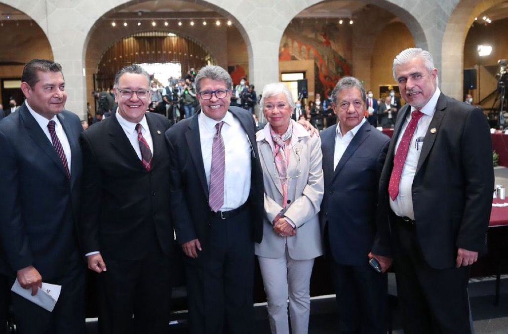 Senadores de Morena se comprometen a estar en unidad; reconocen trabajo de Monreal