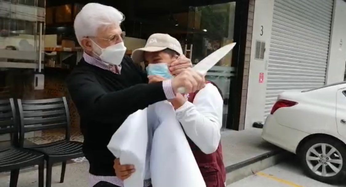 Suspenden taquería de Mauricio Tabe, en Miguel Hidalgo, y padre del alcalde agrede con cuchillo a personal del INVEA