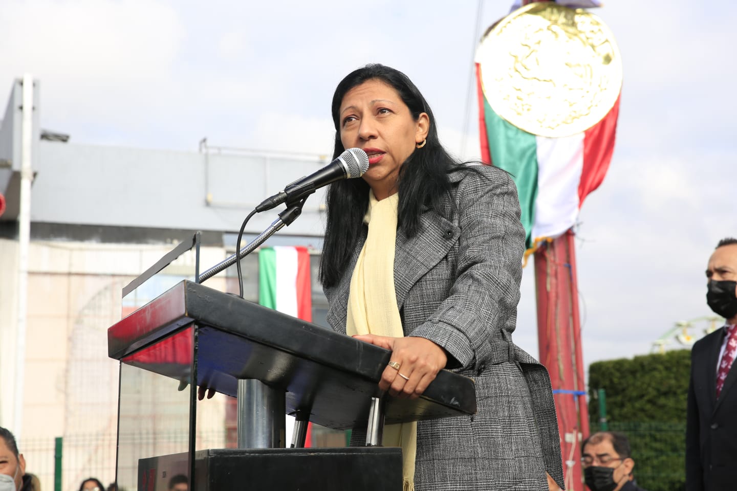 Evelyn Parra tendrá que informar por incrementos de hasta el 59% en costo de entradas a albercas públicas