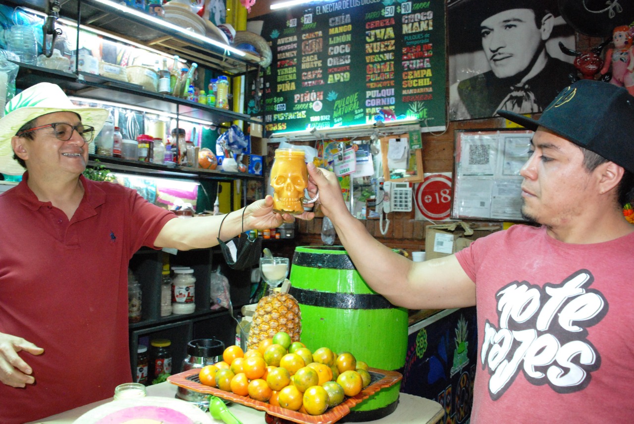 Curado de cempasúchil, bebida infaltable en Día de Muertos en Xochimilco