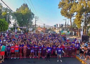 Av. Tláhuac se pinta de violeta con miles de participantes en la ‘Carrera de las Mujeres’