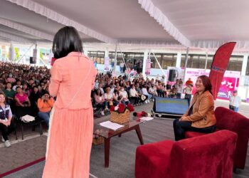 Más de dos mil mujeres de Tláhuac se reúnen entre amigas con Berenice Hernández y Rocío Córdova