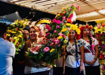 Trajineras y flores multicolor adornan los canales de Tláhuac