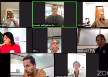 Sandra Cuevas saca a concejal de la sesión