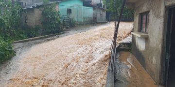Asolados por las lluvias, claman pobladores la intervención del gobernador Salomón Jara Cruz