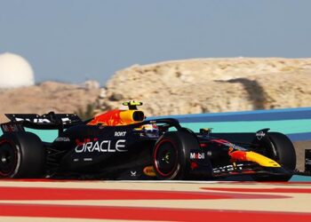 Checo Pérez hace rugir al RB20