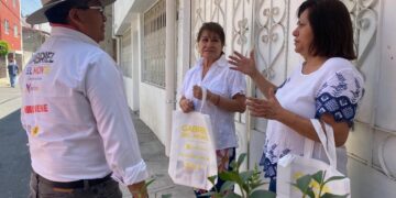 Gabriel del Monte camina las calles de Xochimilco