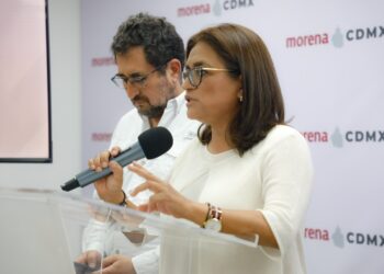 Karen Quiroga saca la cartera y compra votos en Iztapalapa