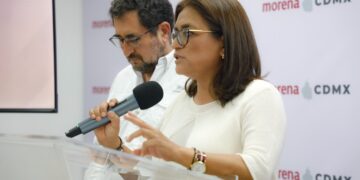 Karen Quiroga saca la cartera y compra votos en Iztapalapa