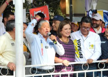 Daniel Ordoñez es arropado por Xóchitl Gálvez y Santiago Taboada, en Iztacalco