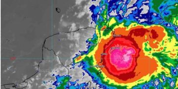 Beryl tocó tierra esta madrugada como huracán de categoría 2, al norte de Tulum, Quintana Roo