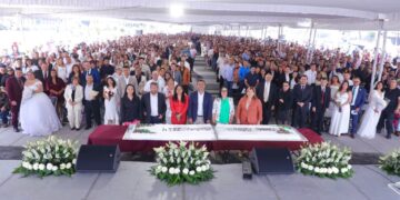 Se dan el ‘sí’ 500 parejas en la explanada de la Gustavo A. Madero