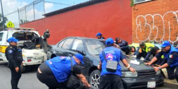Limpian de vehículos chatarra calles de Coyoacán