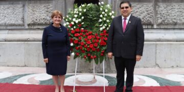 Rinden guardia de honor en el Ángel, reconocidos servidores públicos y deportistas de Xochimilco