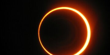 Eclipse solar deslumbra a México: “Anillo de fuego” ilumina los cielos