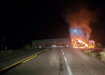 Incendian tráiler y suspenden clases en Tecpan de Galeana, Guerrero
