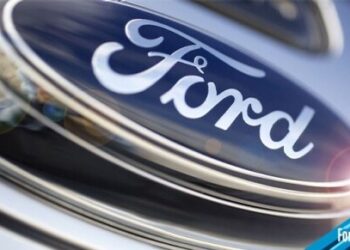 Ford recorta empleos en Europa en su transición hacia vehículos eléctricosFord anunció un importante recorte de empleos en Europa y Reino Unido como parte de su estrategia para acelerar la transición hacia los vehículos eléctricos. La compañía señaló que esta decisión responde a la necesidad de optimizar recursos y enfocar su producción en tecnologías innovadoras. Aunque los recortes han generado inquietud, la empresa asegura que las medidas serán implementadas en consulta con los representantes de los trabajadores para garantizar procesos justos.  La electrificación ha llevado a Ford a realizar ajustes significativos en su estructura global. Este cambio busca adaptarse a la creciente demanda de vehículos eléctricos y cumplir con regulaciones medioambientales cada vez más estrictas. Sin embargo, la transformación no está exenta de desafíos, ya que implica grandes inversiones en investigación, desarrollo y nuevos procesos de manufactura.  En los últimos años, Ford ha intensificado su compromiso con la electrificación. La compañía ha lanzado modelos eléctricos emblemáticos, como el Mustang Mach-E y la F-150 Lightning, que han recibido una amplia aceptación en el mercado. No obstante, este avance ha exigido redirigir recursos desde los segmentos tradicionales, como los motores de combustión interna, hacia la tecnología eléctrica, provocando ajustes en su personal y operaciones.  Estos recortes evidencian la presión que enfrentan los fabricantes para mantenerse competitivos en un mercado automotriz en rápida evolución. La decisión de Ford subraya tanto los retos como las oportunidades que acompañan la transición hacia un futuro sustentable, donde la innovación y la eficiencia serán clave para liderar la industria.