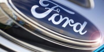 Ford recorta empleos en Europa en su transición hacia vehículos eléctricosFord anunció un importante recorte de empleos en Europa y Reino Unido como parte de su estrategia para acelerar la transición hacia los vehículos eléctricos. La compañía señaló que esta decisión responde a la necesidad de optimizar recursos y enfocar su producción en tecnologías innovadoras. Aunque los recortes han generado inquietud, la empresa asegura que las medidas serán implementadas en consulta con los representantes de los trabajadores para garantizar procesos justos. La electrificación ha llevado a Ford a realizar ajustes significativos en su estructura global. Este cambio busca adaptarse a la creciente demanda de vehículos eléctricos y cumplir con regulaciones medioambientales cada vez más estrictas. Sin embargo, la transformación no está exenta de desafíos, ya que implica grandes inversiones en investigación, desarrollo y nuevos procesos de manufactura. En los últimos años, Ford ha intensificado su compromiso con la electrificación. La compañía ha lanzado modelos eléctricos emblemáticos, como el Mustang Mach-E y la F-150 Lightning, que han recibido una amplia aceptación en el mercado. No obstante, este avance ha exigido redirigir recursos desde los segmentos tradicionales, como los motores de combustión interna, hacia la tecnología eléctrica, provocando ajustes en su personal y operaciones. Estos recortes evidencian la presión que enfrentan los fabricantes para mantenerse competitivos en un mercado automotriz en rápida evolución. La decisión de Ford subraya tanto los retos como las oportunidades que acompañan la transición hacia un futuro sustentable, donde la innovación y la eficiencia serán clave para liderar la industria.