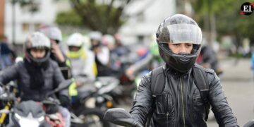 Casco obligatorio para motociclistas y número de placa