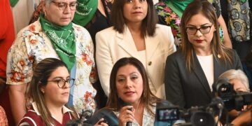 Despenalización del aborto va, afirman diputadas de Morena