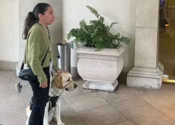 Joven invidente denuncia discriminación en hotel del Centro de Monterrey