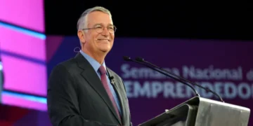 Ricardo Salinas Pliego ordena eliminar el «Lenguaje Woke» de sus pantallas