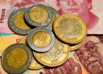 El peso mexicano comenzó la jornada con una depreciación frente al dólar, cotizando hasta en 20.44 unidades por billete verde.
