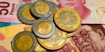 El peso mexicano comenzó la jornada con una depreciación frente al dólar, cotizando hasta en 20.44 unidades por billete verde.