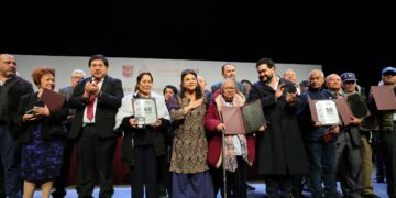 Reconocen 50 y 60 años de servicio a trabajadores del Gobierno