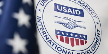 Musk y Trump acuerdan cerrar la USAID; piden a empleados no acudir a la oficina