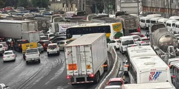 Transportistas bloquean vialidades en Edomex y amenazan con llegar al Zócalo