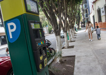 Aumenta robo de autopartes en zonas de parquímetros