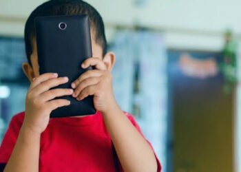 Regular celulares en escuelas, ¿protección o control excesivo?