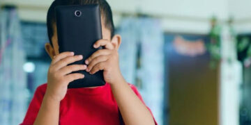 Regular celulares en escuelas, ¿protección o control excesivo?