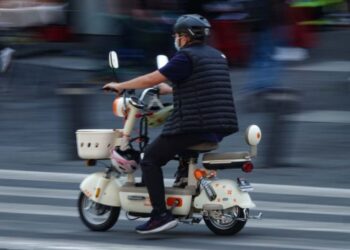 Nueva ley exige licencia y placas para scooters y bicis eléctricas en CDMX