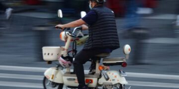 Nueva ley exige licencia y placas para scooters y bicis eléctricas en CDMX