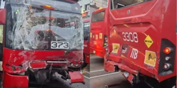 Lluvia y tráfico provocan choque de Metrobuses en Narvarte