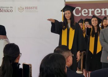 Martí Batres celebra graduación de estudiantes de la Escuela de Dietética y Nutrición del ISSSTE