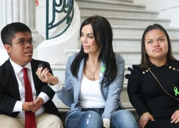 Iluminan el Congreso capitalino en honor a personas de talla baja